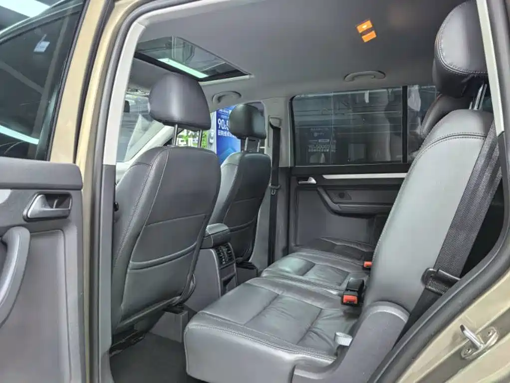 صورة 8 - Volkswagen Touran