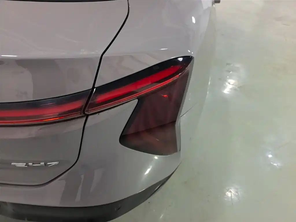 Hongqi EH7 2025 640 AWD Smart Selection Edition фото 8