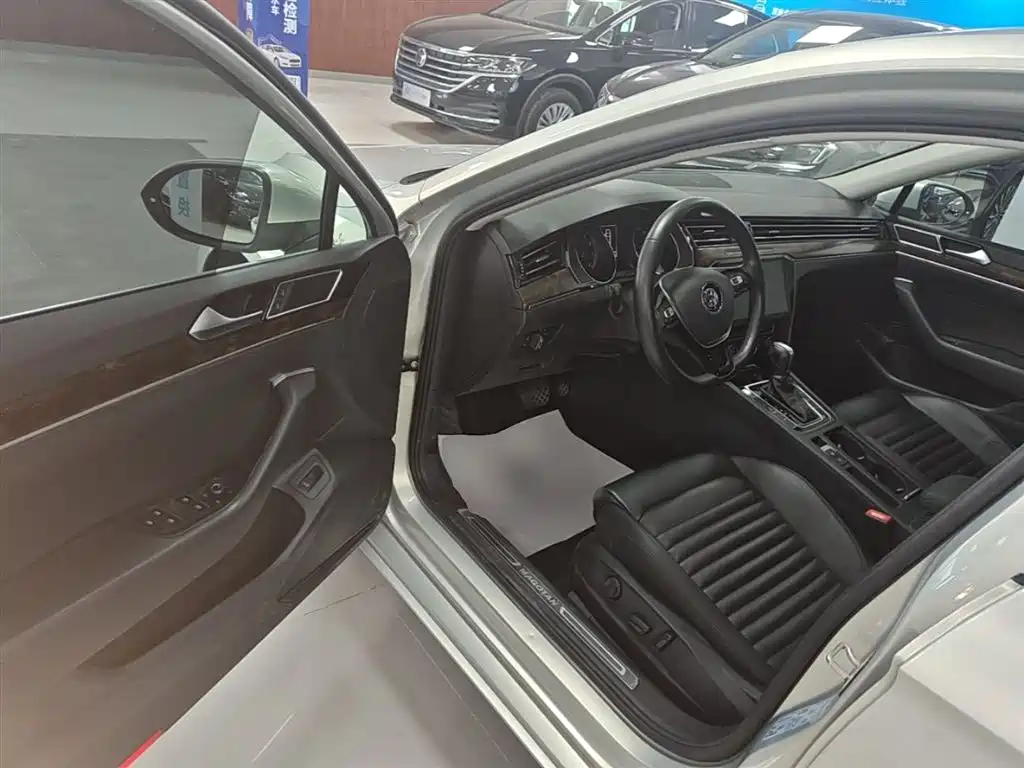 Volkswagen Magotan 2018 Facelift 330TSI DSG Luxury фото 16