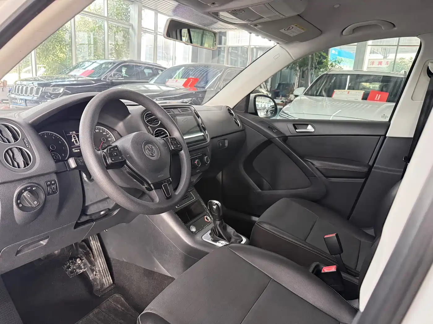 VOLKSWAGEN TIGUAN