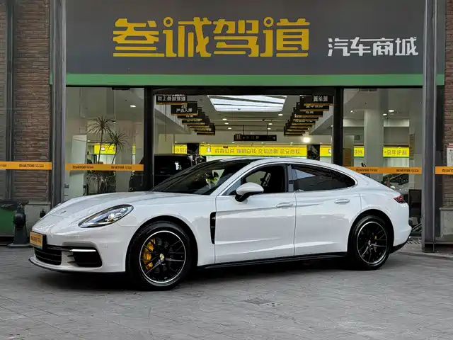 PORSCHE PANAMERA