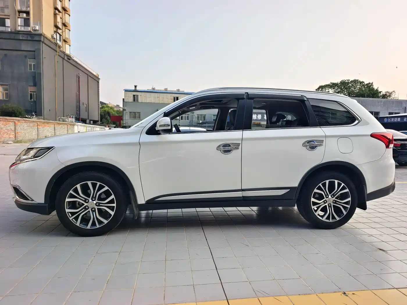 Mitsubishi Outlander 2017 2016 2.4L 4WD Luxury Edition 7-seater