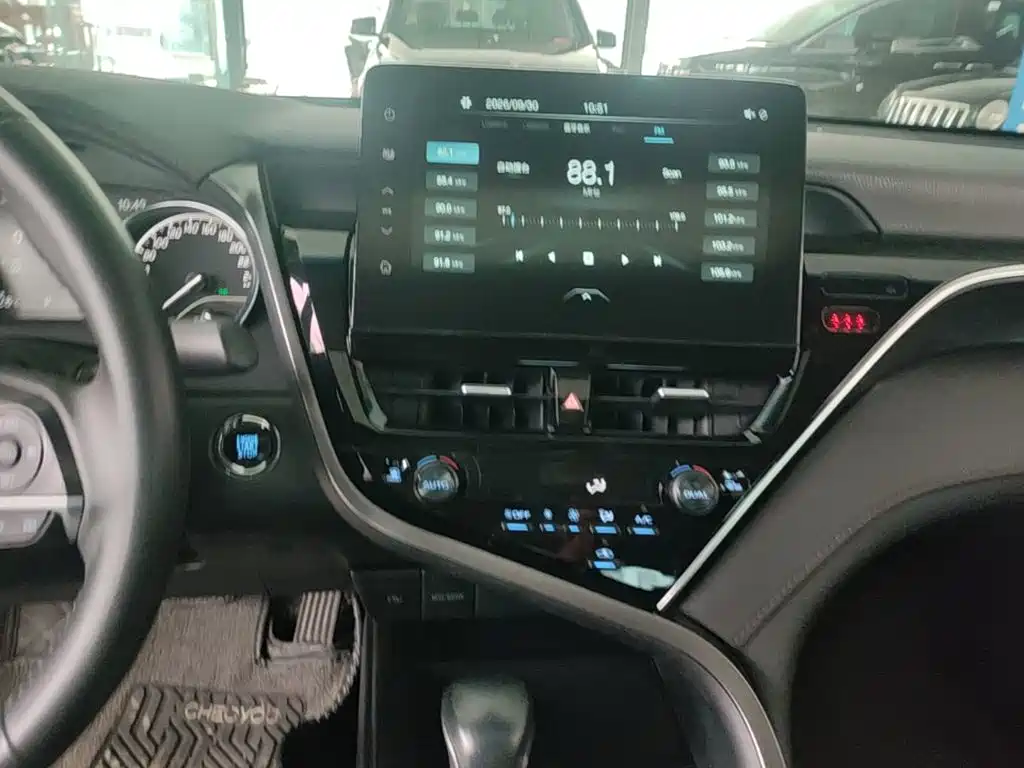 Фото 13 - Toyota Camry