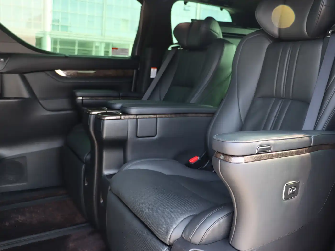 Toyota Alphard 2021 Hybrid 2.5L Premium фото 10