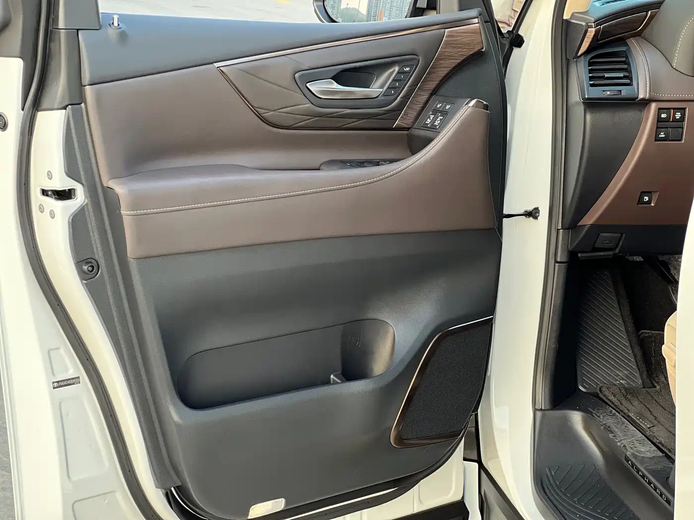 Toyota Alphard 2024 Hybrid 2.5L Ultimate Enjoyment Edition фото 14