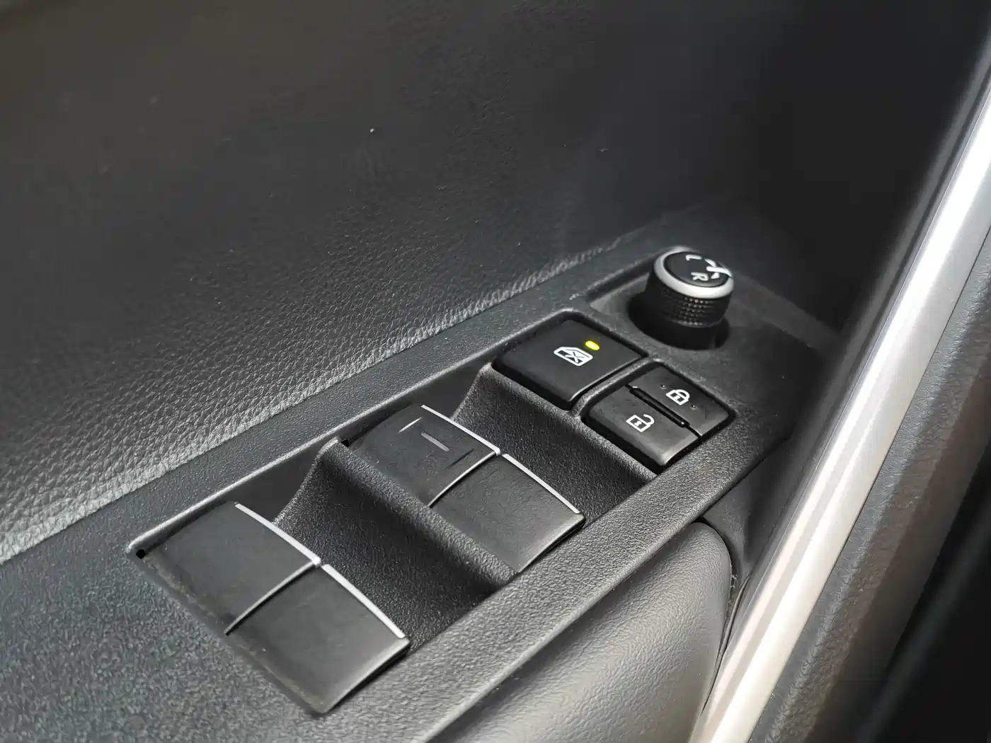 Toyota Frontlander 2023 2.0L CVT Luxury Edition фото 28