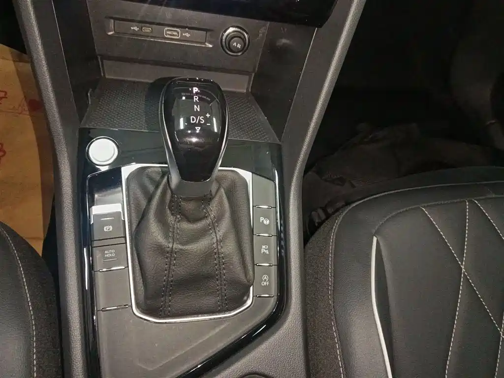 Volkswagen Tiguan L 2024 Outstanding 330TSI Auto 2WD R-Line Dragon Glory Edition фото 14