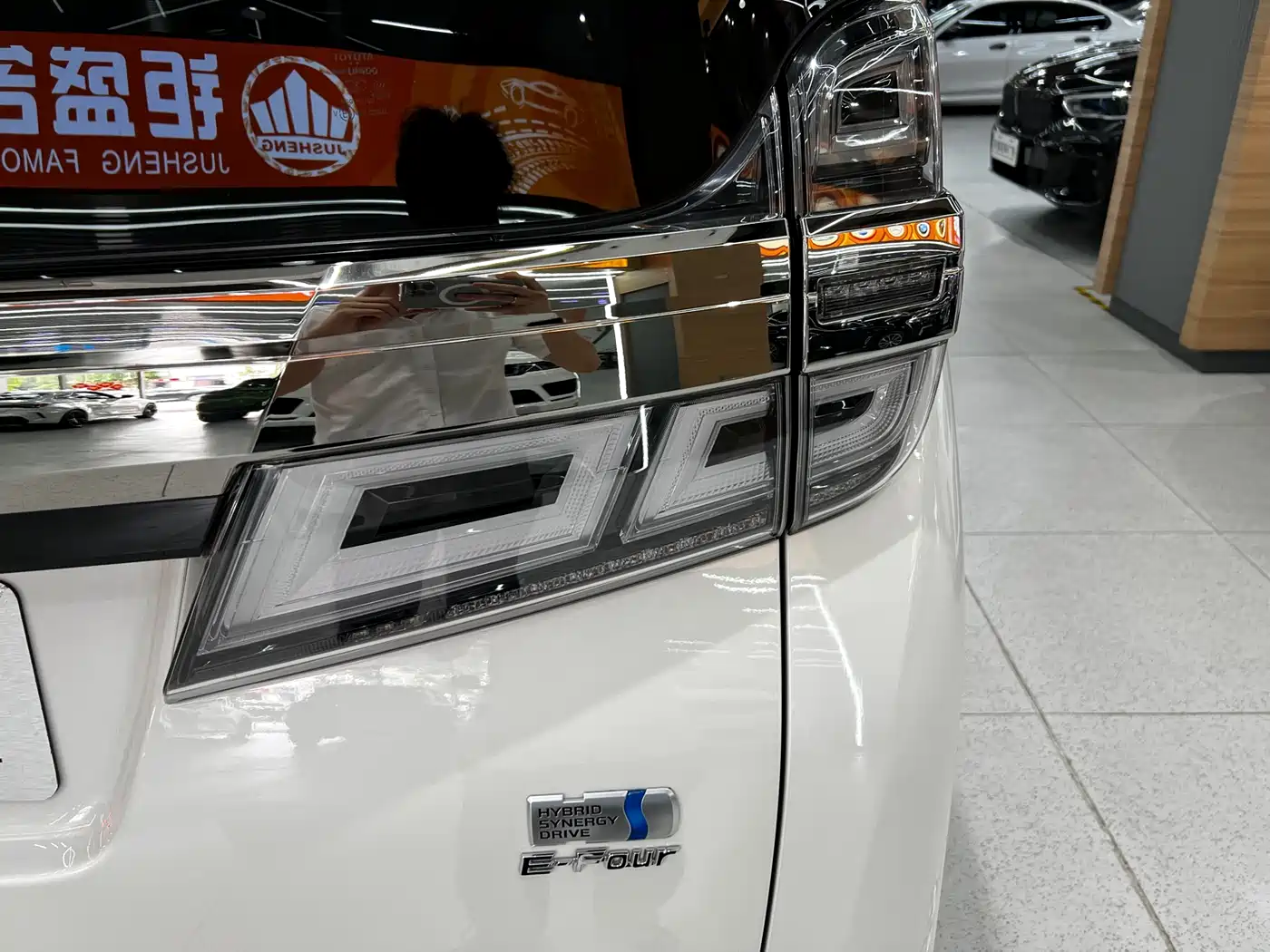Toyota Vellfire 2021 Crown Hybrid 2.5L HV Supreme Edition фото 4