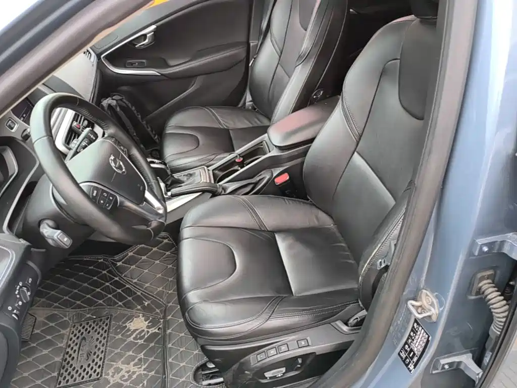 Фото 15 - Volvo V40