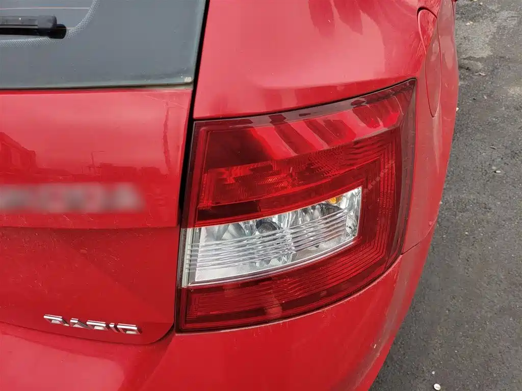 Škoda Skoda Rapid Spaceback 2014 1.6L Automatic Joy Edition фото 24