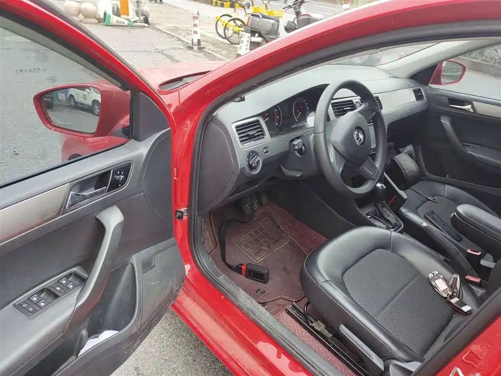 Škoda Skoda Rapid Spaceback 2014 1.6L Automatic Joy Edition фото 12