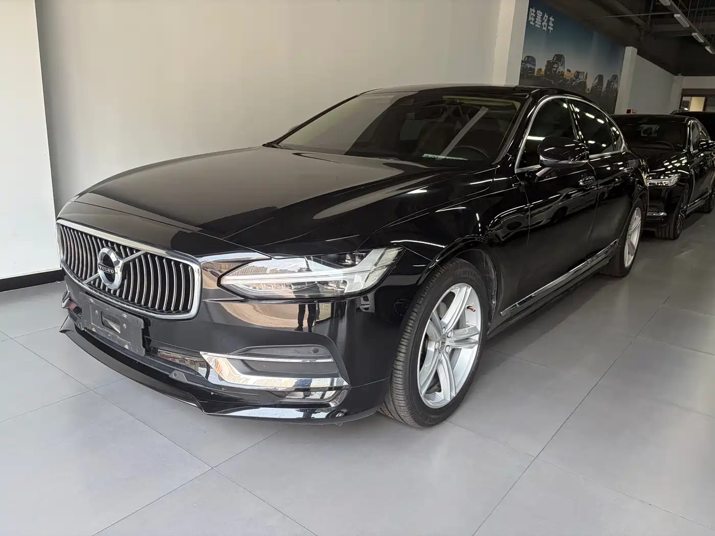 Фото 1 - Volvo S90