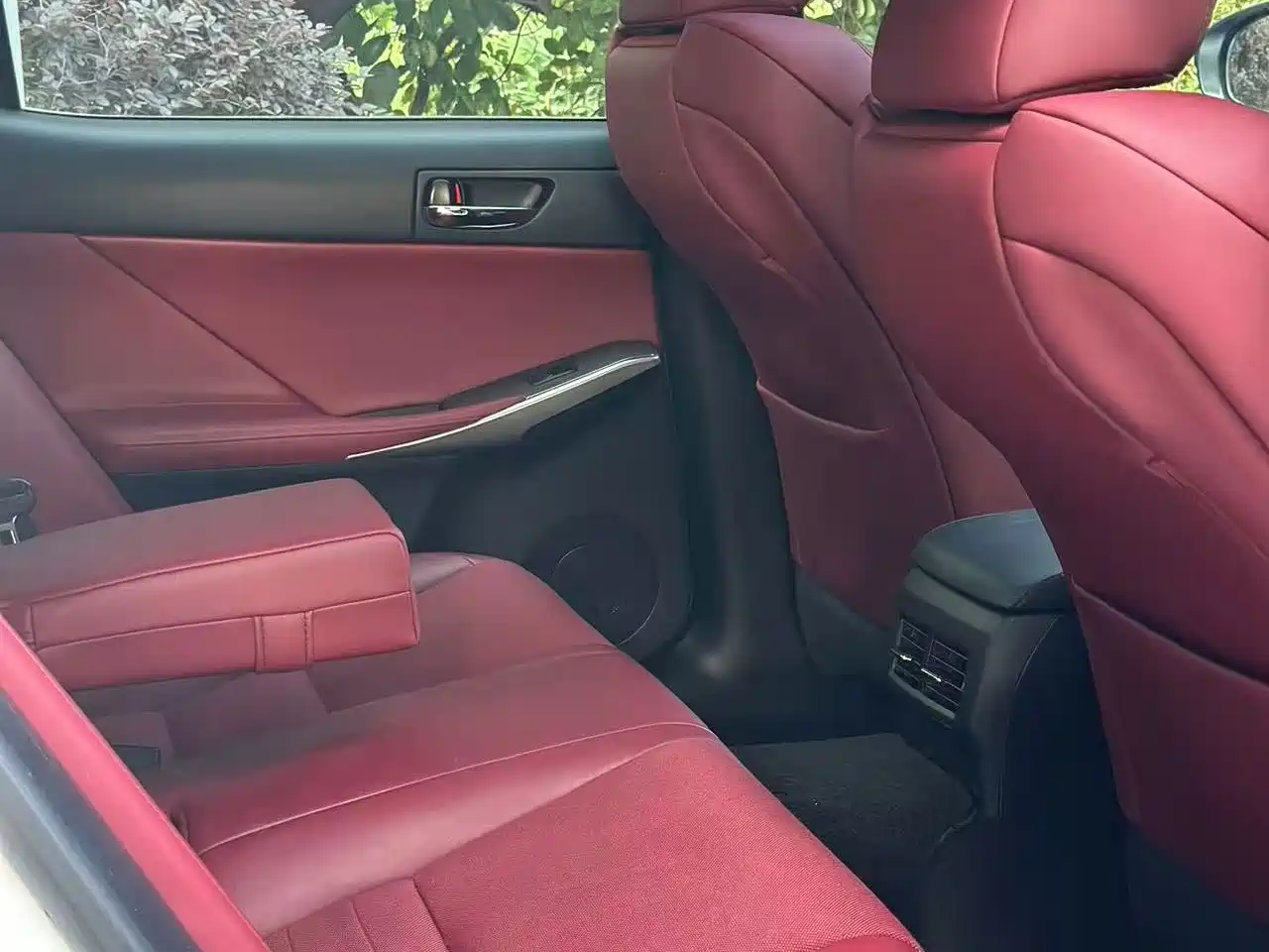 Photo 6 - Lexus IS