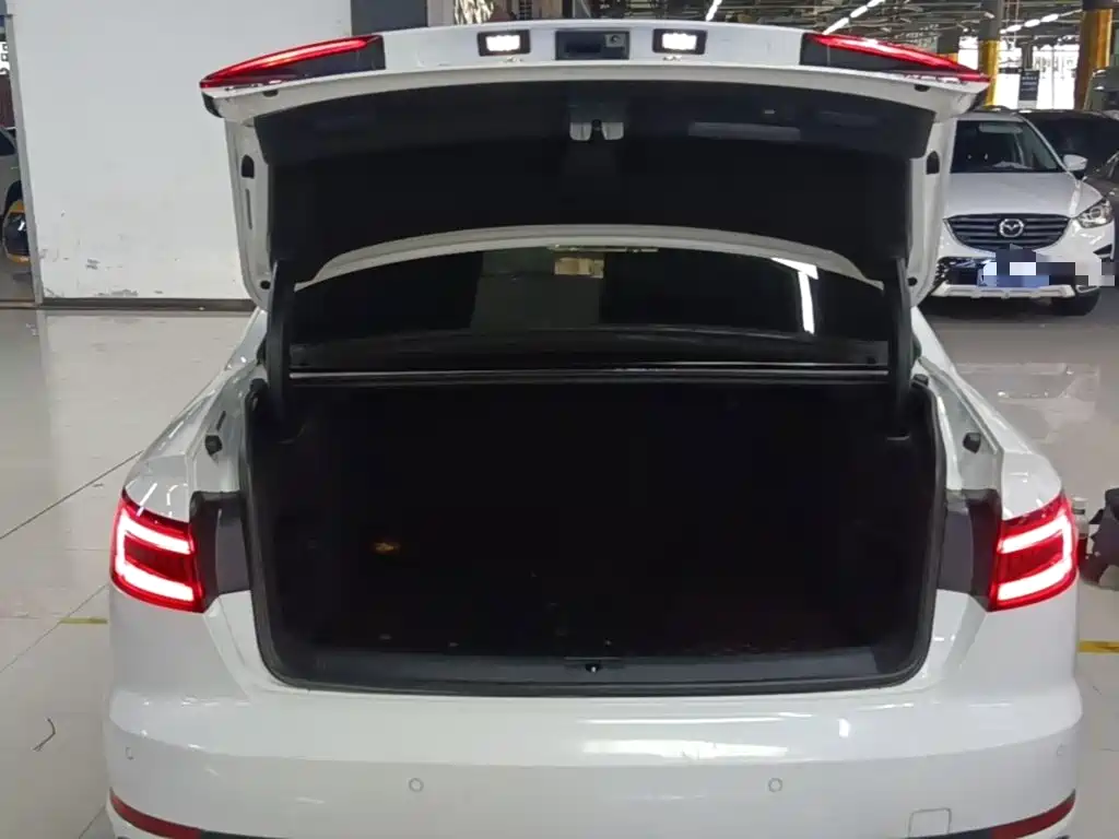 Фото 19 - Audi A4L