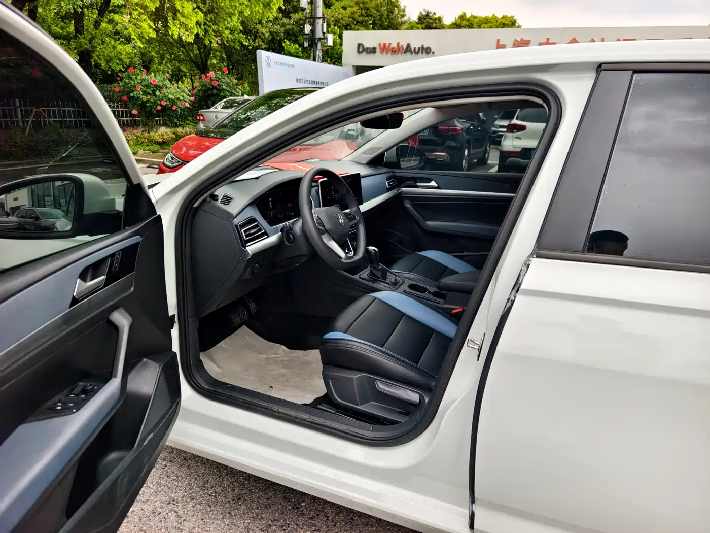 Volkswagen Lavida 2023 Facelift 1.5L Auto Comfort Edition фото 5