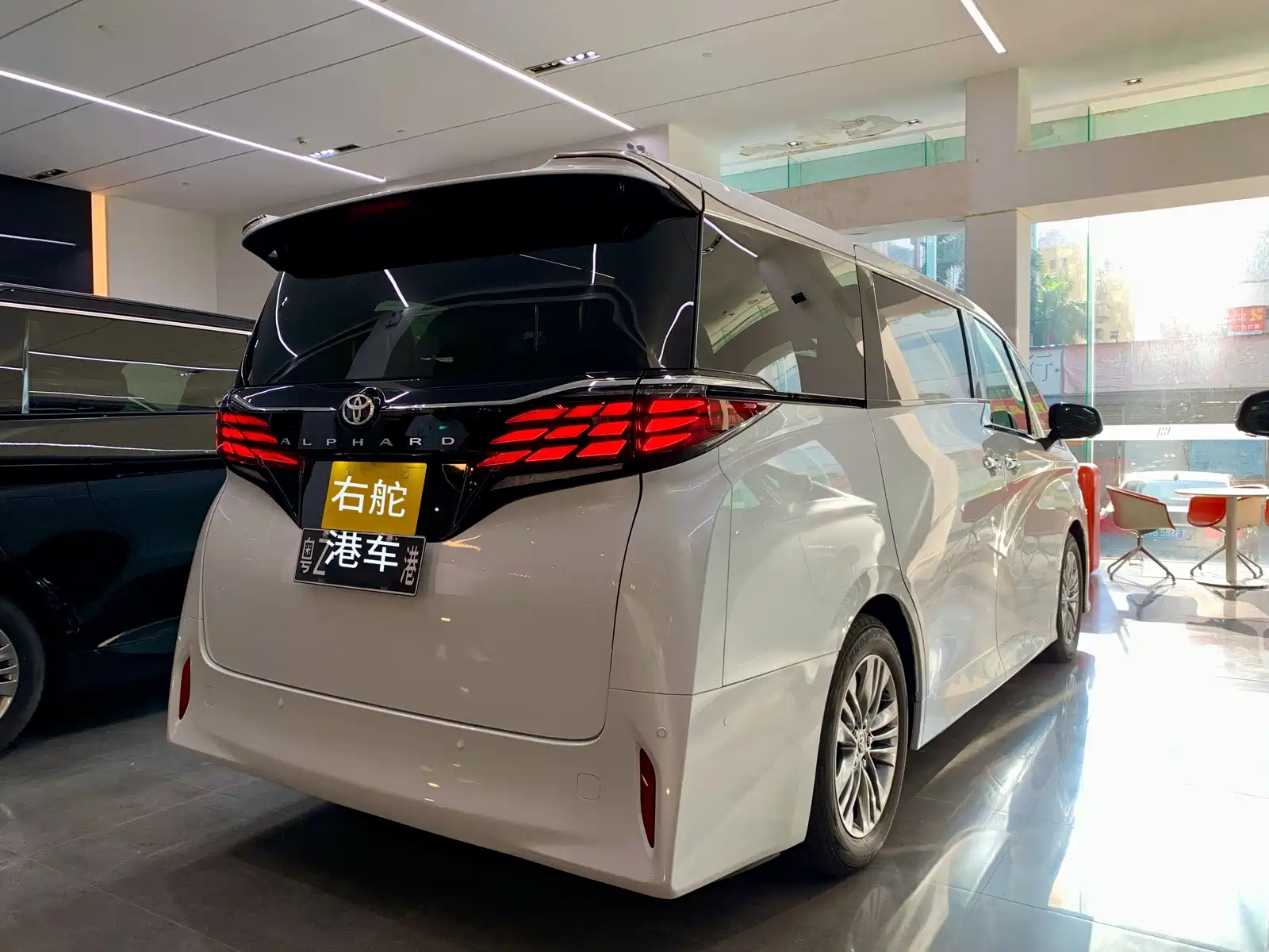 Фото 4 - Toyota Alphard