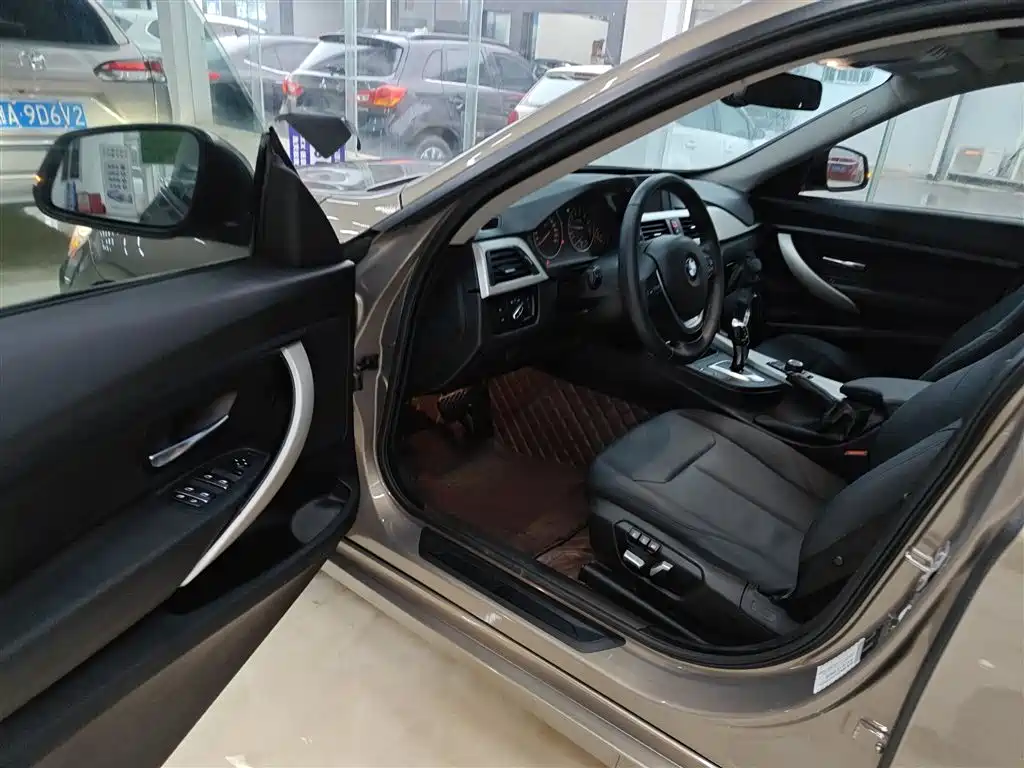 BMW 3 Series GT 2017 320i Fashion фото 16
