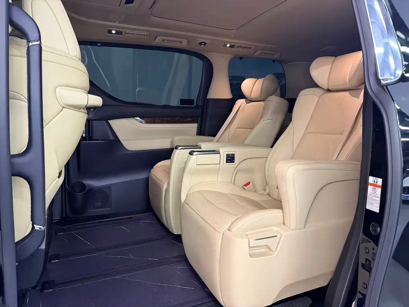 Toyota Alphard 2021 Hybrid 2.5L Luxury фото 6