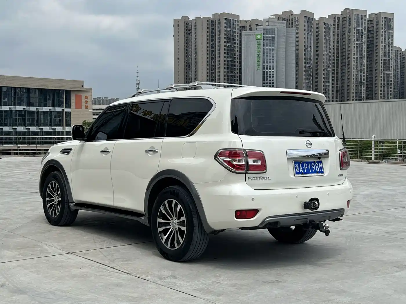 Nissan Patrol 2018 4.0L Leadership фото 3