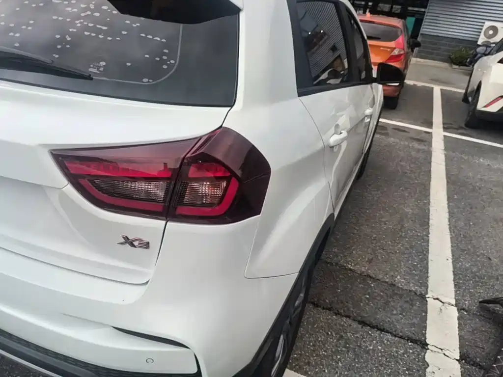 Фото 8 - Geely Vision X3