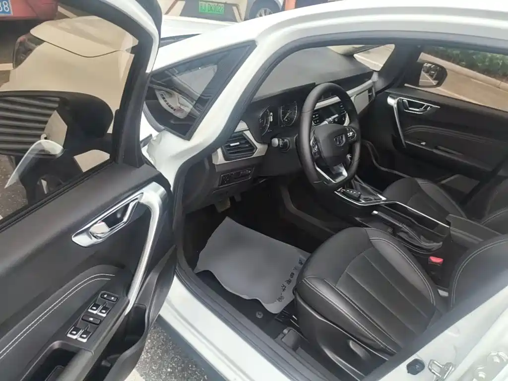 Фото 16 - Geely Vision X3