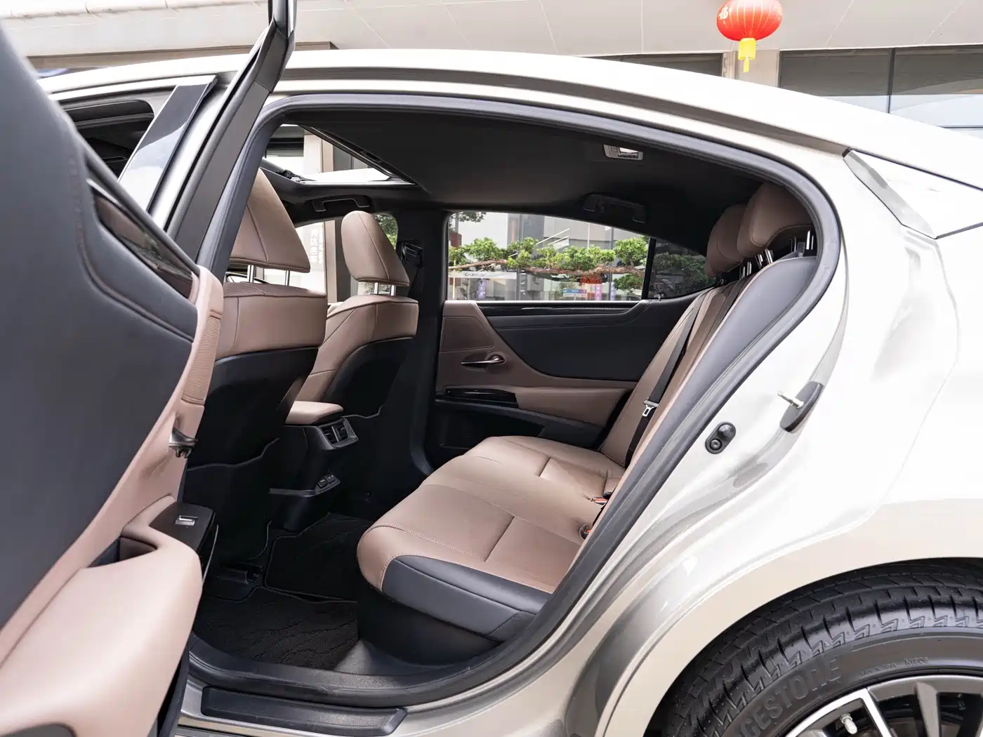 Lexus ES 2022 300h Ultimate Edition фото 10