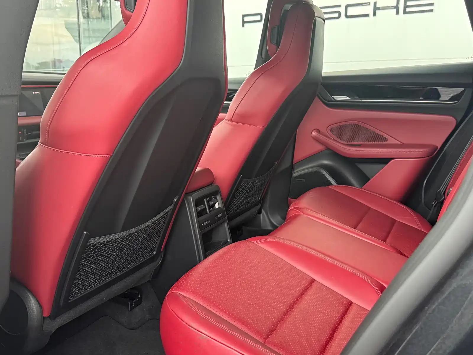 Фото 11 - Porsche Macan EV