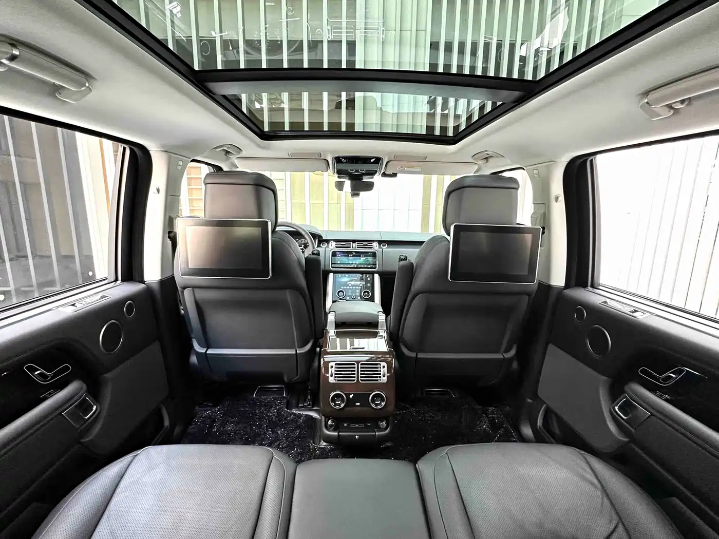 Land Rover Range Rover 2021 3.0 L6 Heritage Extended Classic Edition фото 26