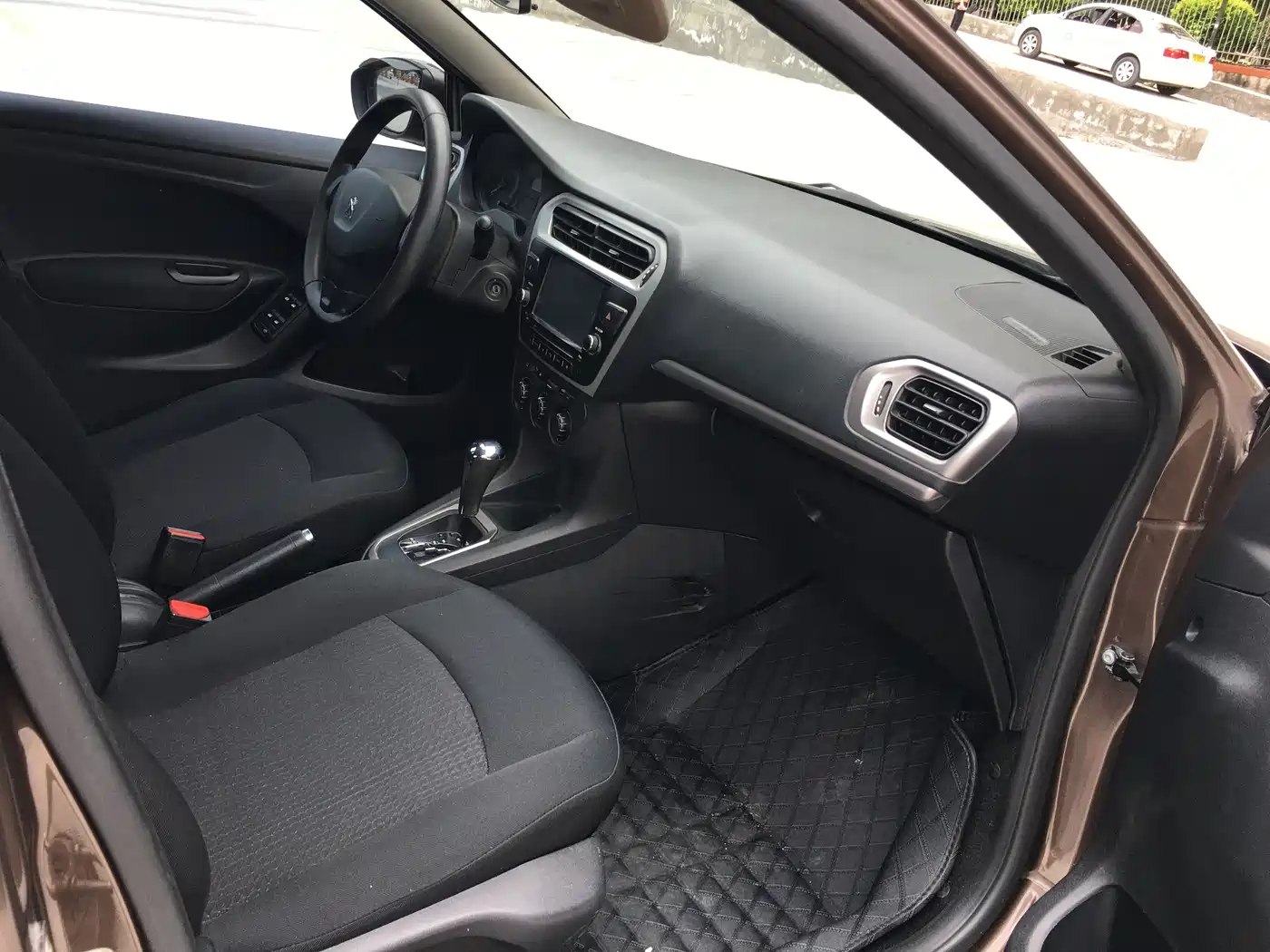Peugeot 301 2014 1.6L Automatic Comfort Edition фото 6