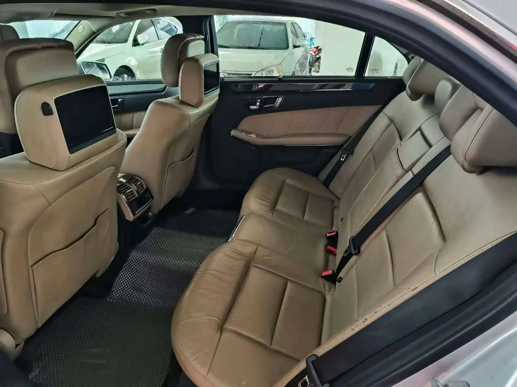 صورة 8 - Mercedes-Benz E-Class