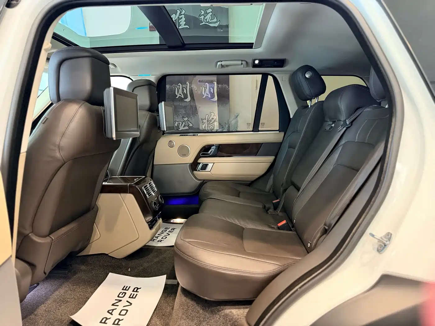 Land Rover Range Rover 2020 3.0 L6 Heritage Extended Edition фото 13