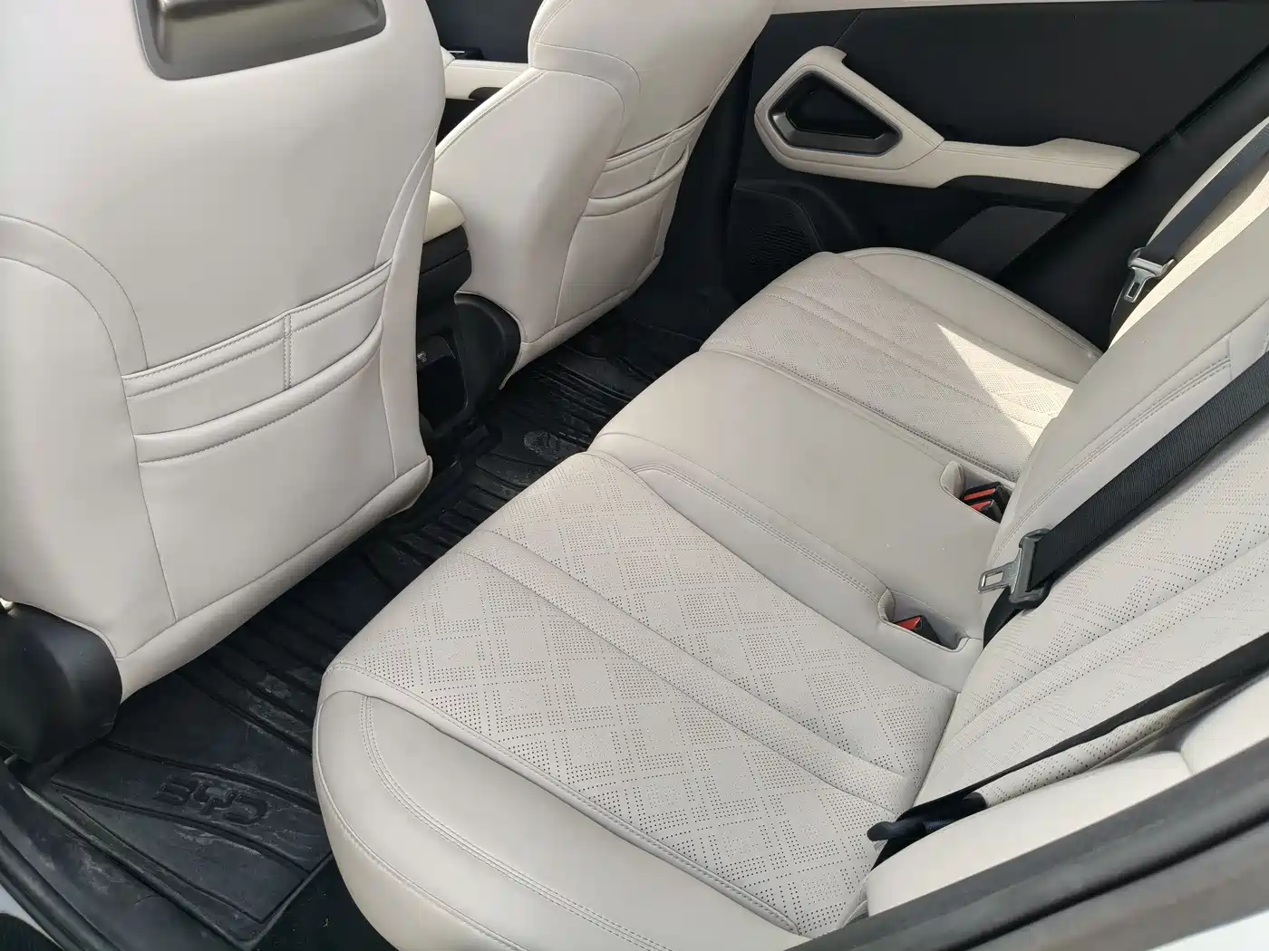 BYD Yuan UP 2024 401KM Surpass Edition фото 9