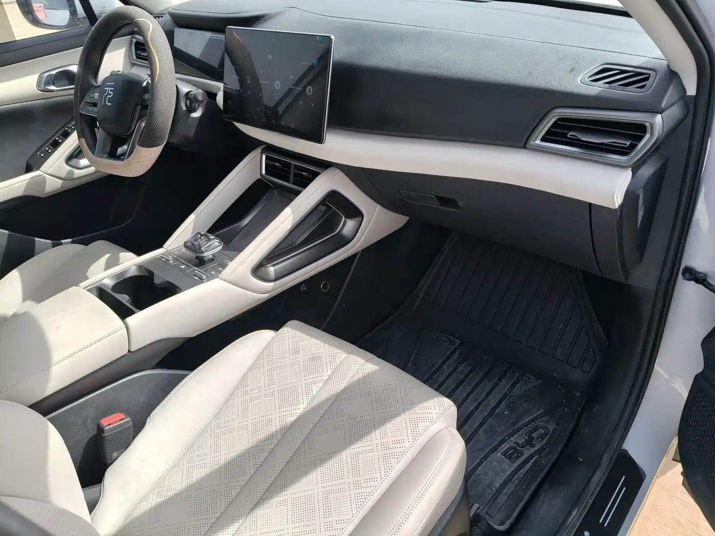 BYD Yuan UP 2024 401KM Surpass Edition фото 5