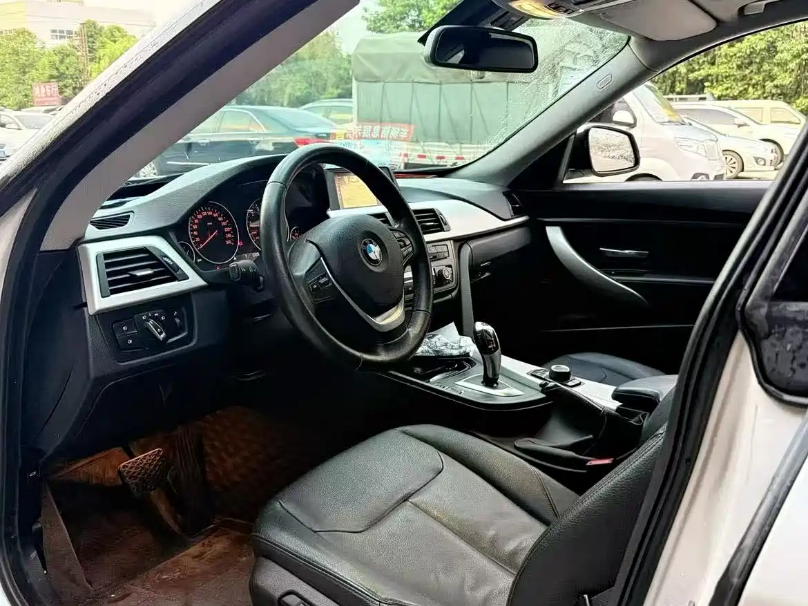 BMW 3 Series GT 2013 Model 320i Leading фото 4