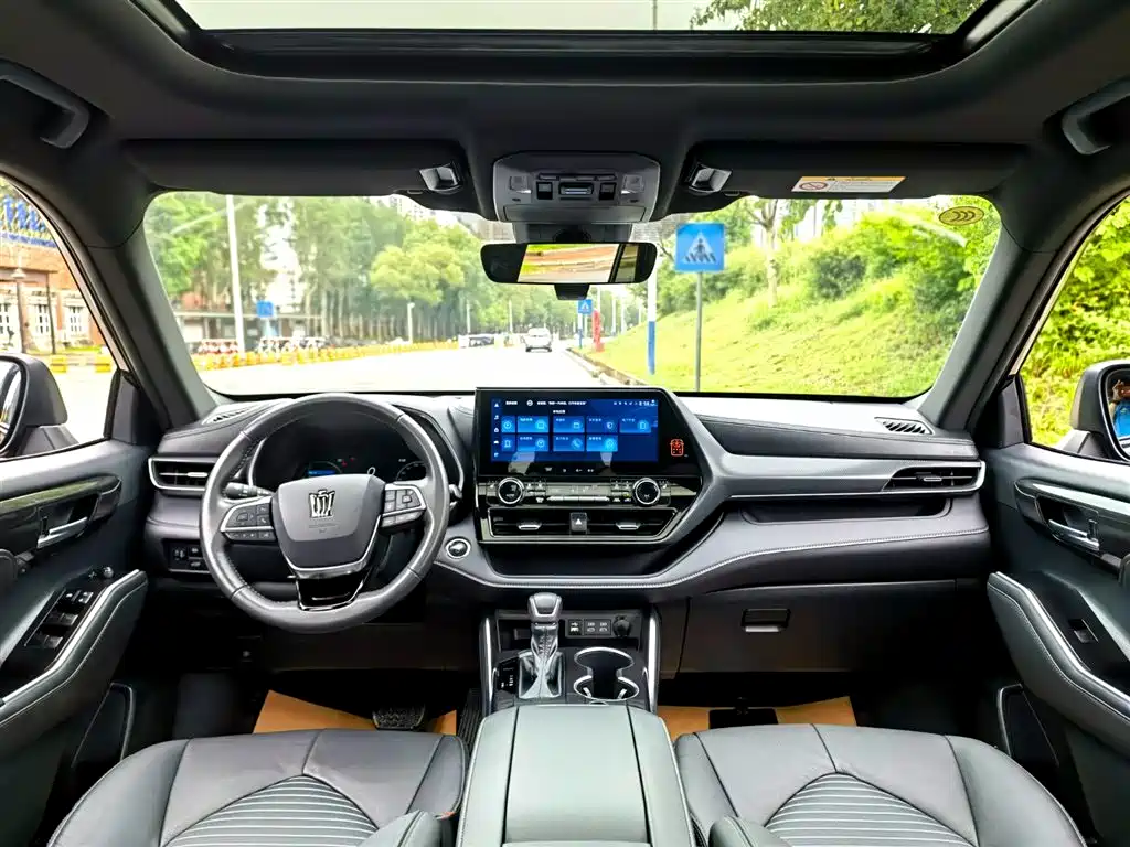 Toyota Crown Kluger 2023 2.5L HEV AWD Premium Edition фото 8