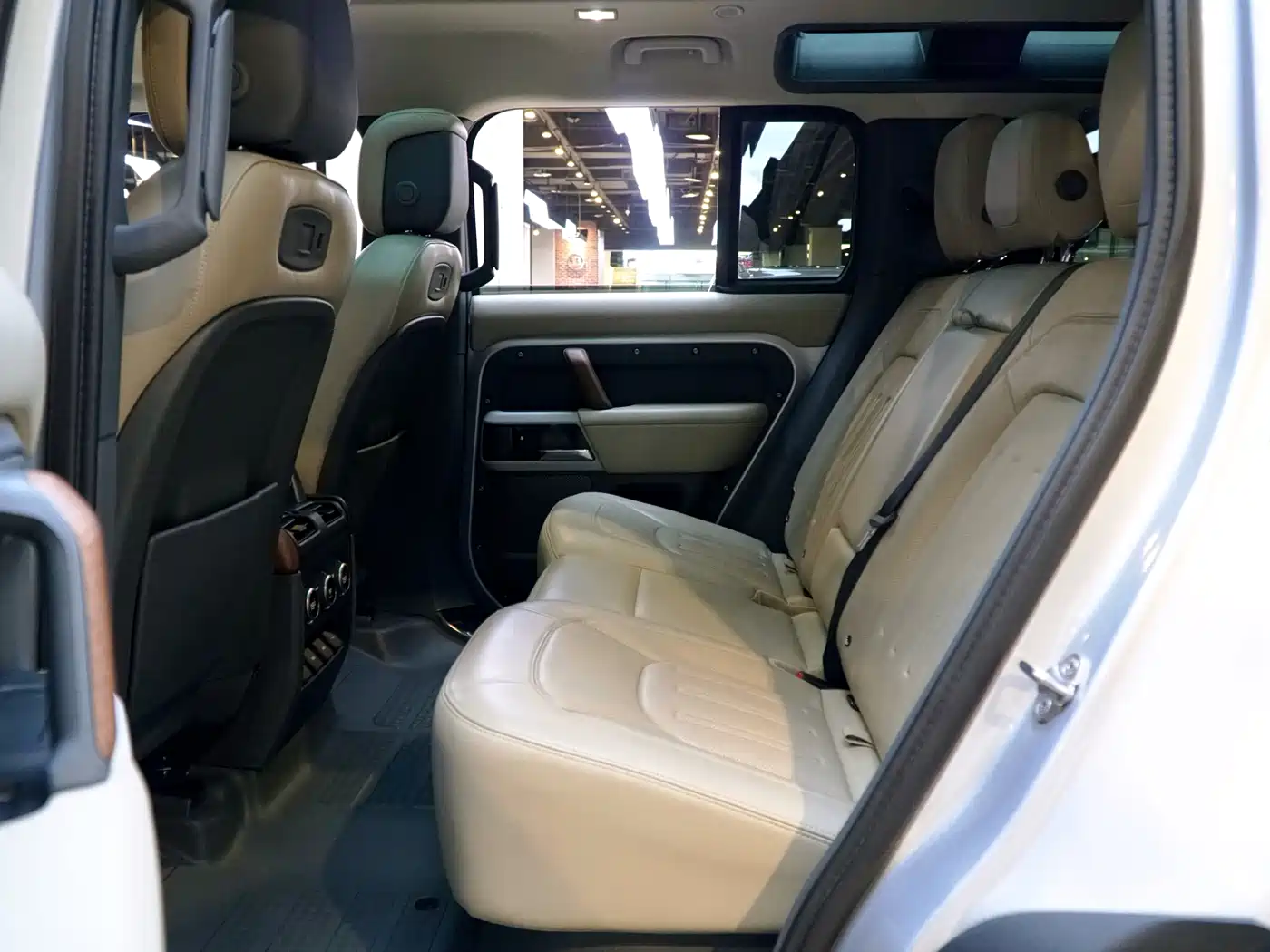 Land Rover Defender 2020 Model 110 P400 HSE фото 6