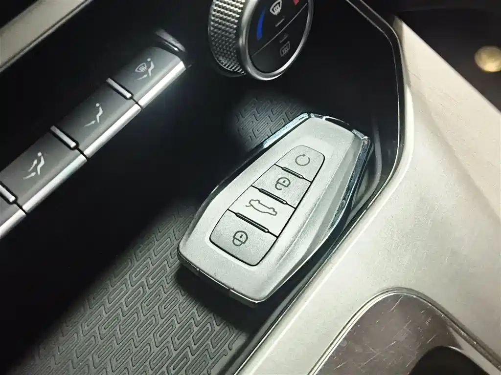 Фото 17 - Geely Coolray