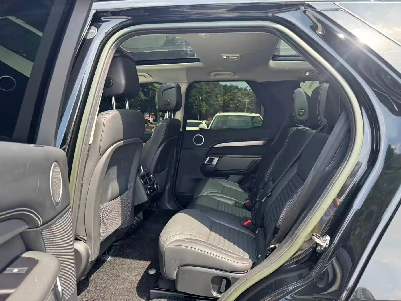 Land Rover Discovery 2023 Facelift 360PS R-Dynamic SE фото 6