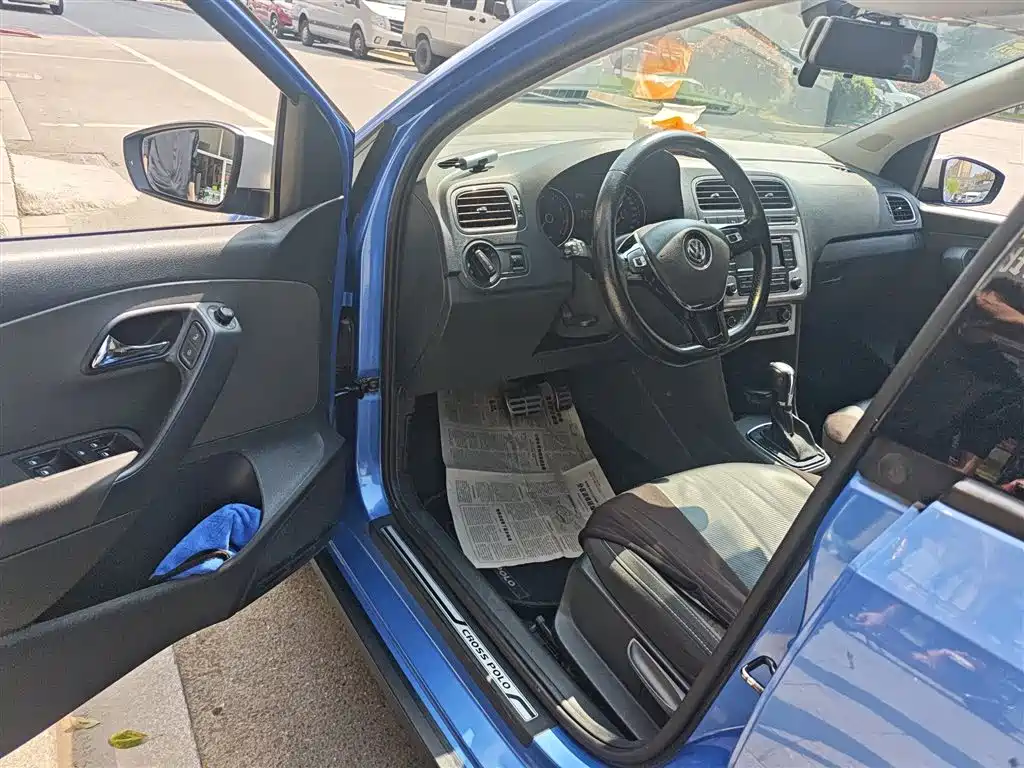 Volkswagen Polo 2014 1.6L Cross Polo Automatic фото 14