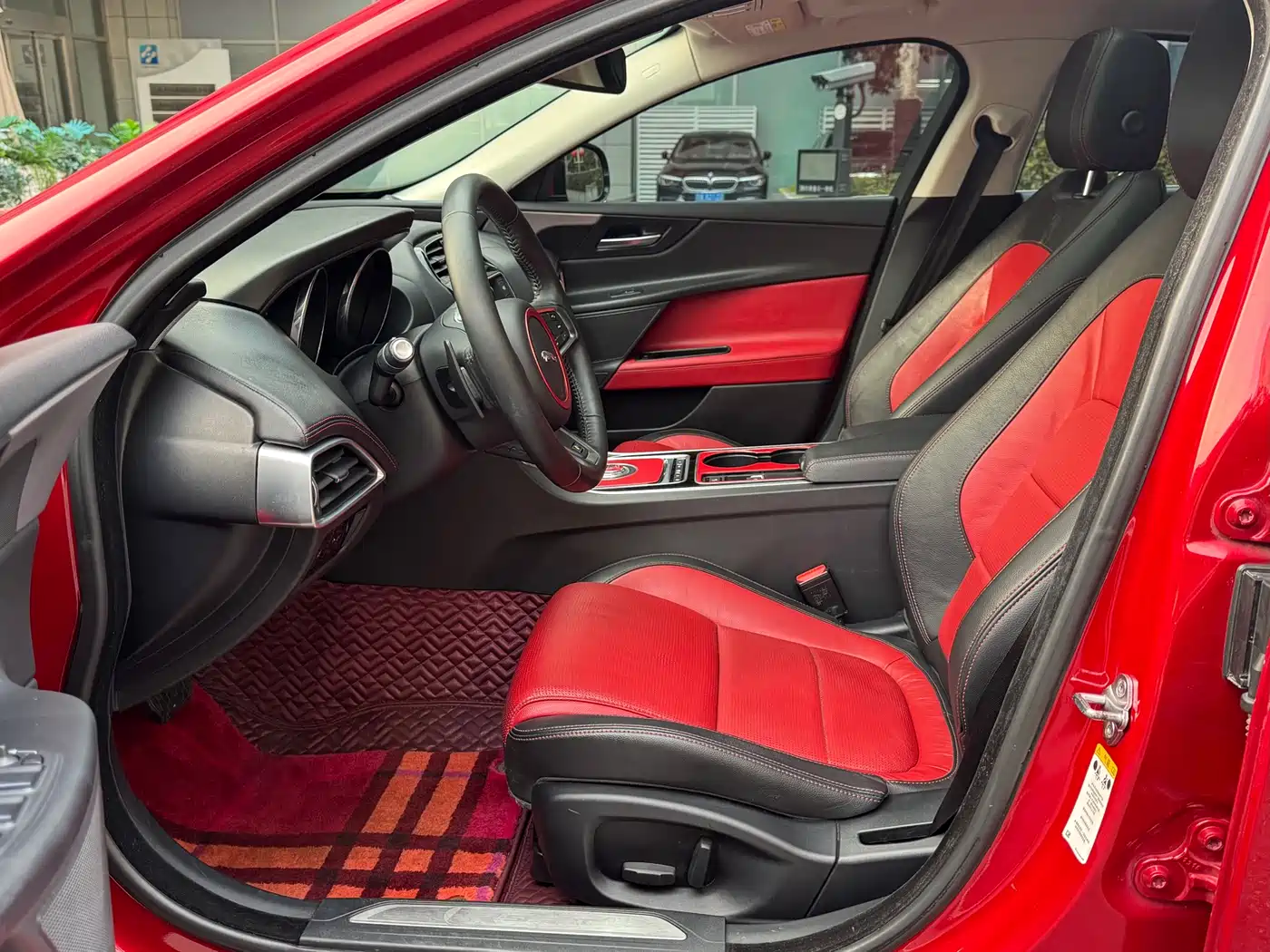 Jaguar XE 2015 2.0T 200PS R-Sport фото 10