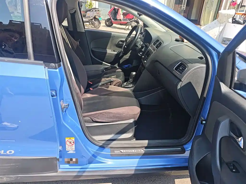 Volkswagen Polo 2014 1.6L Cross Polo Automatic фото 20