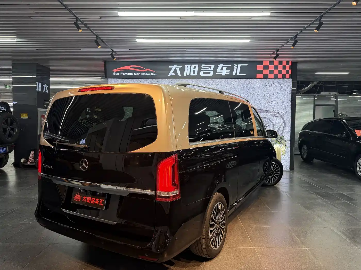 Mercedes-Benz V-Class 2017 Model V 260 L Premium Extended Edition фото 20
