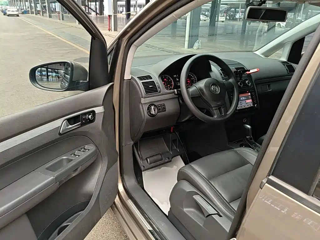 Photo 16 - Volkswagen Touran
