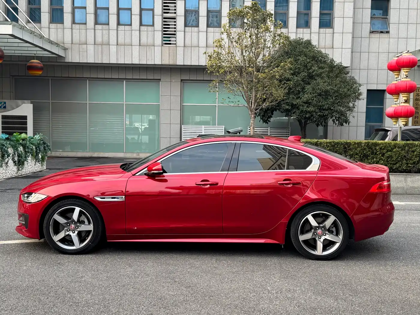 Jaguar XE 2015 2.0T 200PS R-Sport фото 4