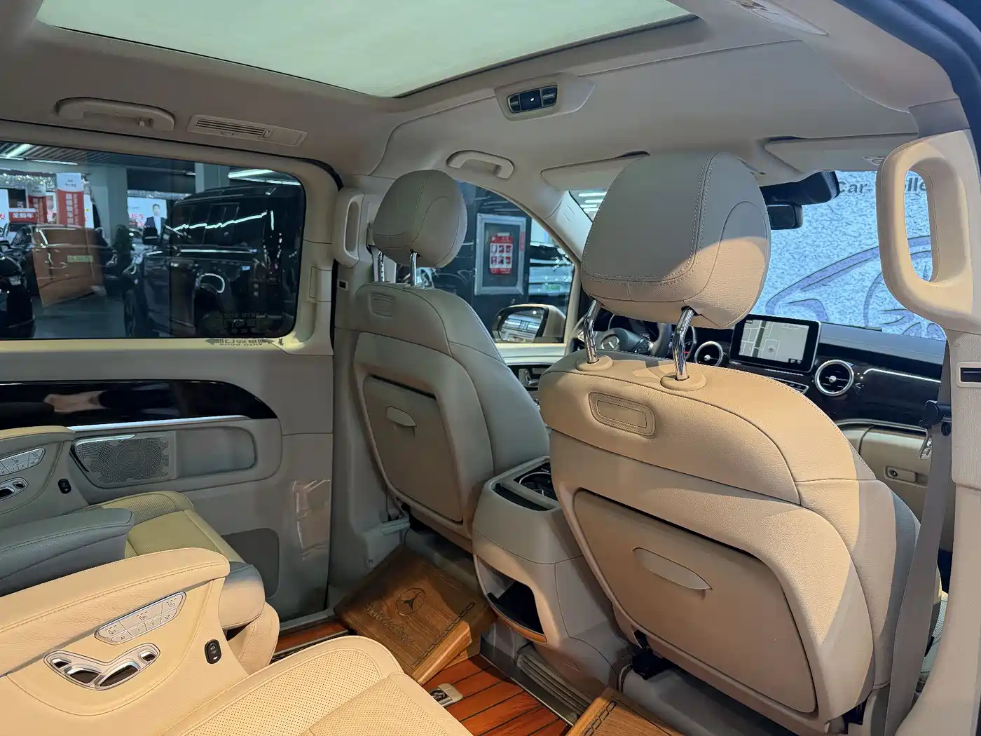 Mercedes-Benz V-Class 2017 Model V 260 L Premium Extended Edition фото 16