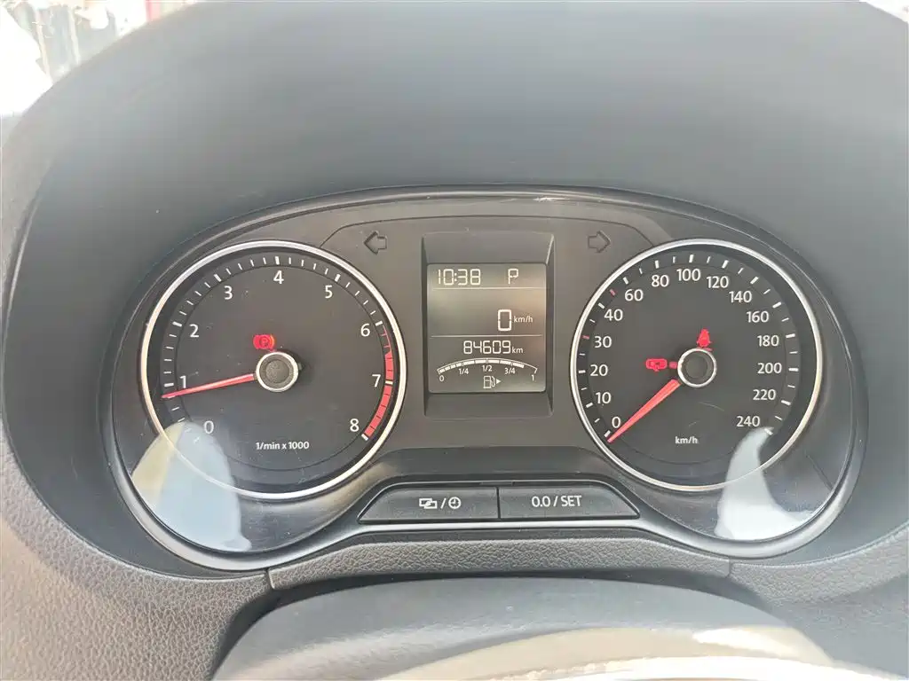 Volkswagen Polo 2014 1.6L Cross Polo Automatic фото 4