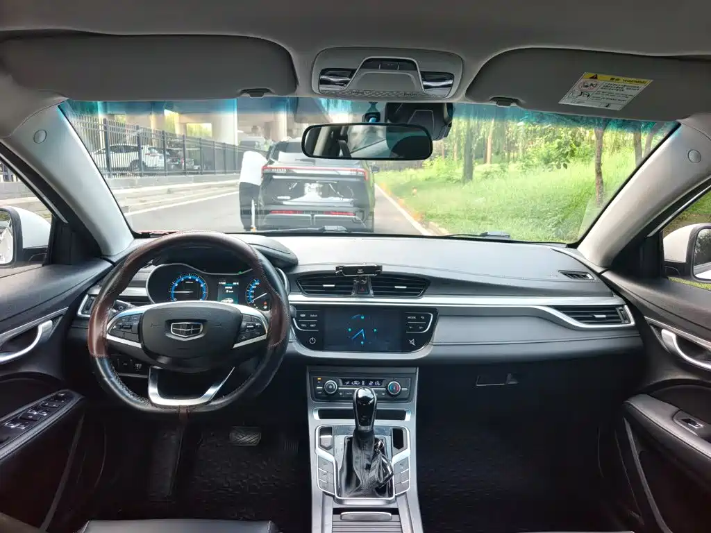 Фото 11 - Geely Emgrand