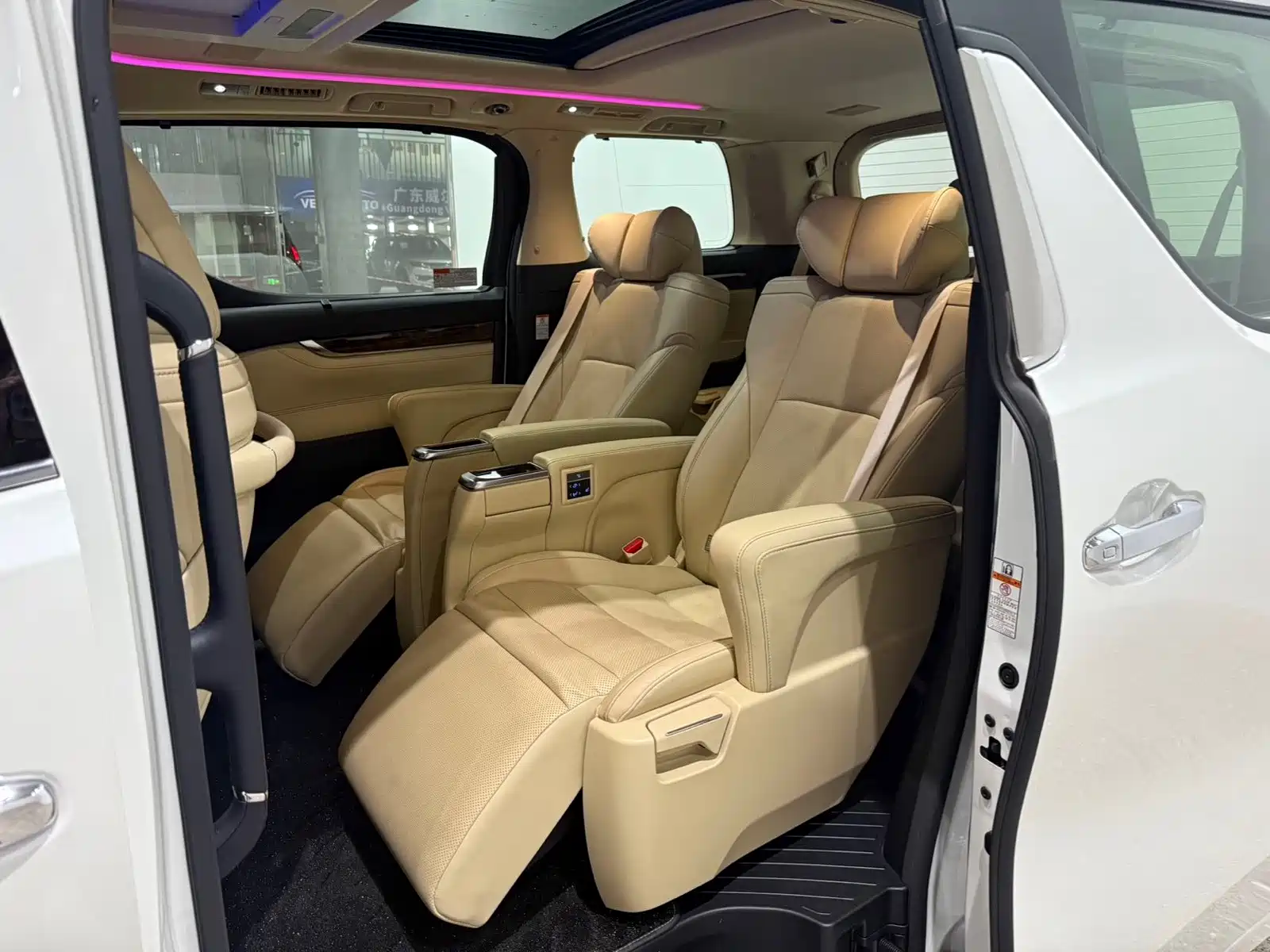 Фото 16 - Toyota Alphard