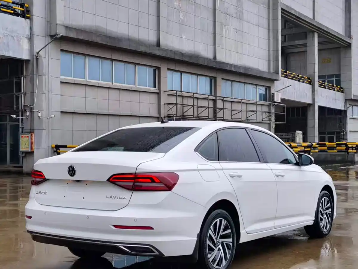 Volkswagen Lavida 2022 1.5L Auto Comfort Edition фото 4