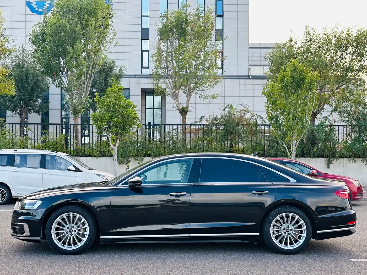 Фото 3 - Audi A8